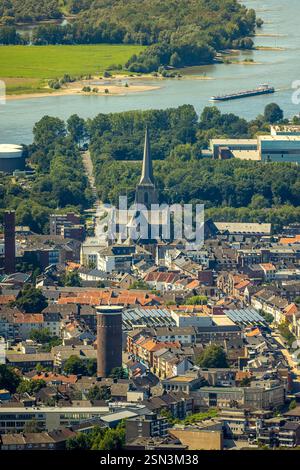 Luftaufnahme, Wohngebiet, Blick auf Wesel mit Willibrordi-Dom und Altem Wasserturm, mit dem Rhein im Hintergrund, Wesel, Ruhrgebiet, Stockfoto