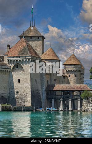 Foto des malerischen mittelalterlichen Château de Chillon (Schloss Chillon) auf einer Insel im Genfer See, zwischen Montreux und Villeneuve, Waadt, Schweiz Stockfoto