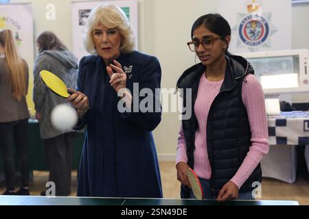 Königin Camilla spielt Tischtennis mit Alesha Hussain, 15, während eines Besuchs im Middlesbrough's International Centre, um Vertreter lokaler Gemeindegruppen, Freiwilligendienste und Polizisten zu treffen, die sich für die Bekämpfung der Messerkriminalität in der Stadt einsetzen. Bilddatum: Donnerstag, 13. Februar 2025. Stockfoto