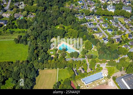 Luftansicht, kommunales Freibad Voerde ((Hermann-Breymann-Bad), Park an der Allee, Badende im Schwimmbad und auf dem Rasen, Voerde, Stockfoto