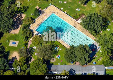 Luftansicht, kommunales Freibad Voerde ((Hermann-Breymann-Bad), Park an der Allee, Badende im Schwimmbad und auf dem Rasen, Voerde, Stockfoto