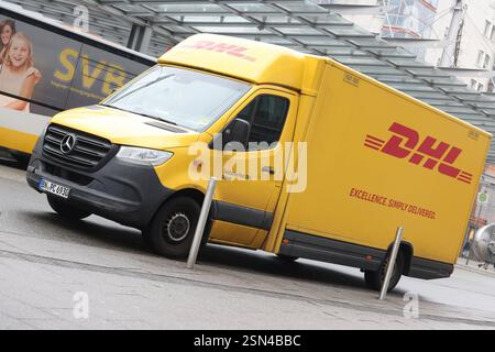 Ein Fahrzeug der Deutschen Post DHL Group steht in der Siegener Innenstadt. DHL Fahrzeug am 13.02.2025 in Siegen/Deutschland. *** Ein Fahrzeug der Deutschen Post DHL Group parkt am 13. 02 2025 in Siegen im Stadtzentrum von Siegen Stockfoto