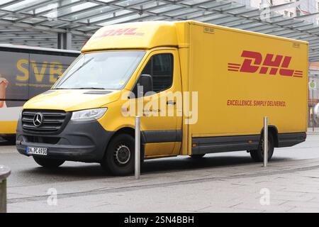 Ein Fahrzeug der Deutschen Post DHL Group steht in der Siegener Innenstadt. DHL Fahrzeug am 13.02.2025 in Siegen/Deutschland. *** Ein Fahrzeug der Deutschen Post DHL Group parkt am 13. 02 2025 in Siegen im Stadtzentrum von Siegen Stockfoto