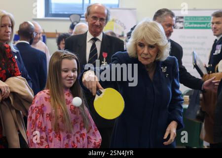 Königin Camilla spielt Tischtennis während eines Besuchs im Middlesbrough's International Centre, um Vertreter lokaler Gemeindegruppen, Freiwilligendienste und Polizisten zu treffen, die sich für die Bekämpfung der Messerkriminalität in der Stadt einsetzen. Bilddatum: Donnerstag, 13. Februar 2025. Stockfoto