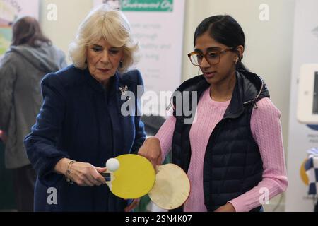 Königin Camilla spielt Tischtennis mit Alesha Hussain, 15, während eines Besuchs im Middlesbrough's International Centre, um Vertreter lokaler Gemeindegruppen, Freiwilligendienste und Polizisten zu treffen, die sich für die Bekämpfung der Messerkriminalität in der Stadt einsetzen. Bilddatum: Donnerstag, 13. Februar 2025. Stockfoto