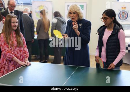 Königin Camilla spielt Tischtennis mit Alesha Hussain, 15, während eines Besuchs im Middlesbrough's International Centre, um Vertreter lokaler Gemeindegruppen, Freiwilligendienste und Polizisten zu treffen, die sich für die Bekämpfung der Messerkriminalität in der Stadt einsetzen. Bilddatum: Donnerstag, 13. Februar 2025. Stockfoto