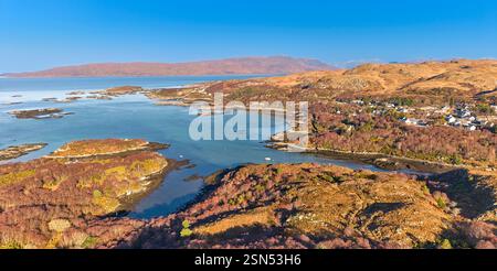 Kyle of Lochalsh Highland Schottland Blick über Stadthäuser und über den Plock nach Badicaul und weit entfernten Bergen Stockfoto