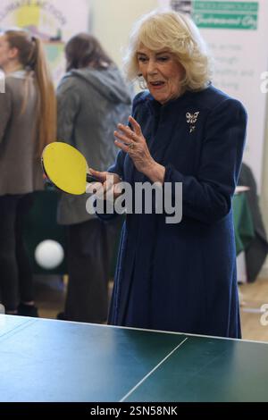 Königin Camilla spielt Tischtennis während eines Besuchs im Middlesbrough's International Centre, um Vertreter lokaler Gemeindegruppen, Freiwilligendienste und Polizisten zu treffen, die sich für die Bekämpfung der Messerkriminalität in der Stadt einsetzen. Bilddatum: Donnerstag, 13. Februar 2025. Stockfoto