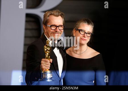 Gary Oldman und seine Frau Gisele Schmidt nehmen am 4. März 2018 an der Vanity Fair Oscar Party im Wallis Annenberg Center for the Performing Arts in Beverly Hills, Los Angeles, USA, Teil Stockfoto