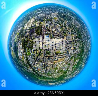Luftaufnahme, Blick auf das Stadtzentrum, Stadtgalerie und Forum, Erdkugel, Fischaugenbild, 360-Grad-Bild, winzige Welt, kleiner Planet, Fischaugenbild, Velbe Stockfoto