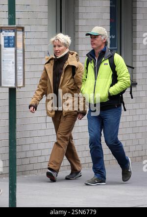 Schauspielerin Emma Thompson stellt sich gegen das kühle Frühlingswetter zusammen, als sie am 17. April 2018 in New York City mit ihrem Ehemann, dem Schauspieler Greg Wise, im West Village spaziert Stockfoto