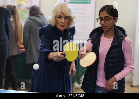 Königin Camilla spielt Tischtennis mit Alesha Hussain, 15, während eines Besuchs im Middlesbrough's International Centre, um Vertreter lokaler Gemeindegruppen, Freiwilligendienste und Polizisten zu treffen, die sich für die Bekämpfung der Messerkriminalität in der Stadt einsetzen. Bilddatum: Donnerstag, 13. Februar 2025. Stockfoto