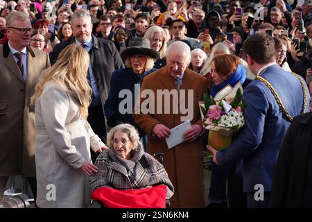 König Karl III. Trifft auf Mitglieder der Öffentlichkeit und lokale Würdenträger, während er die Russell Street entlang spaziert, während König Karl III. Und Königin Camilla Middlesbrough besuchen. Bilddatum: Donnerstag, 13. Februar 2025. Stockfoto