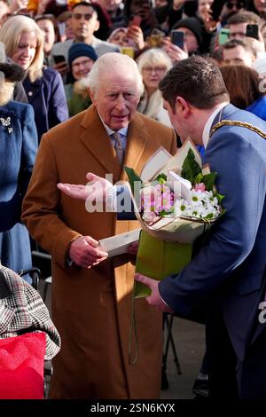 König Karl III. Trifft auf Mitglieder der Öffentlichkeit und lokale Würdenträger, während er die Russell Street entlang spaziert, während König Karl III. Und Königin Camilla Middlesbrough besuchen. Bilddatum: Donnerstag, 13. Februar 2025. Stockfoto