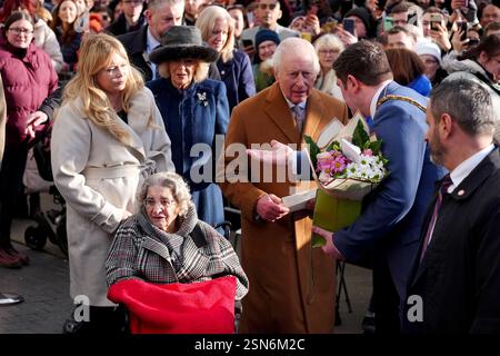 König Karl III. Trifft auf Mitglieder der Öffentlichkeit und lokale Würdenträger, während er die Russell Street entlang spaziert, während König Karl III. Und Königin Camilla Middlesbrough besuchen. Bilddatum: Donnerstag, 13. Februar 2025. Stockfoto