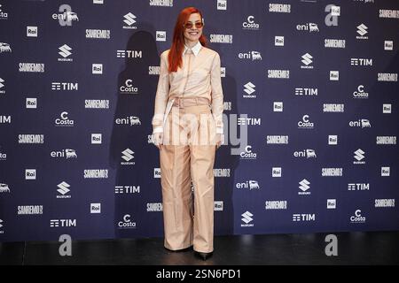 Sanremo, Italien. Februar 2025. Noemi nimmt an einem Fotogespräch bei der 75. Ausgabe des Sanremo Italian Song Festivals im Ariston Theatre in Sanremo, Norditalien, Teil – Donnerstag, 13. Februar 2025. Unterhaltung. (Foto: Marco Alpozzi/LaPresse) Credit: LaPresse/Alamy Live News Stockfoto