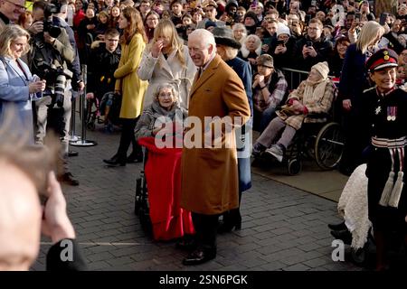 König Karl III. Trifft auf Mitglieder der Öffentlichkeit und lokale Würdenträger, während er die Russell Street entlang spaziert, während König Karl III. Und Königin Camilla Middlesbrough besuchen. Bilddatum: Donnerstag, 13. Februar 2025. Stockfoto
