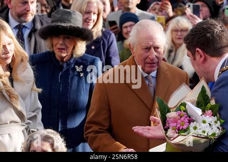 König Karl III. Trifft auf Mitglieder der Öffentlichkeit und lokale Würdenträger, während er die Russell Street entlang spaziert, während König Karl III. Und Königin Camilla Middlesbrough besuchen. Bilddatum: Donnerstag, 13. Februar 2025. Stockfoto