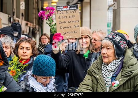 London, Großbritannien. Februar 2025. Die Leute bringen Blumen, wie sie es beim marsch taten - Protestverlangen die Anklage gegen Chris Nineham wird vor dem Westminster Magistrates Court fallen gelassen. Er wurde während des letzten palästinensermarsches verhaftet, als er und der Abgeordnete auf den Weg zur BBC machten. Guy Bell/Alamy Live News Stockfoto