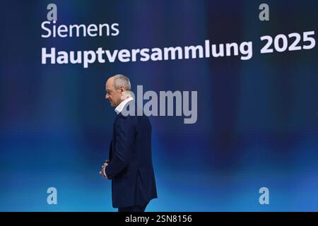 Roland Busch Präsident und Vorstandsvorsitzender, Einzelbild, angeschnittenes Einzelmotiv, Halbfigur, halbe Figur. Virtuelle, digitale Siemens Hauptversammlung am 13.02.2025 in München. *** Roland Busch President und Chief Executive Officer , Einzelbild, zugeschnittenes Einzelmotiv, halbe Figur, halbe Figur virtuell, digitale Siemens Hauptversammlung am 13 02 2025 in München Stockfoto