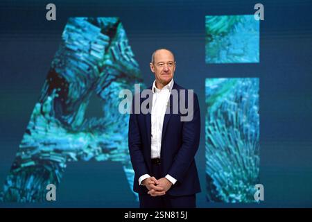 Roland Busch Präsident und Vorstandsvorsitzender, Einzelbild, angeschnittenes Einzelmotiv, Halbfigur, halbe Figur. Virtuelle, digitale Siemens Hauptversammlung am 13.02.2025 in München. *** Roland Busch President und Chief Executive Officer , Einzelbild,zugeschnittenes Einzelmotiv,halbe Figur,halbe Figur virtuell,digitale Siemens Hauptversammlung am 13 02 2025 in München Stockfoto