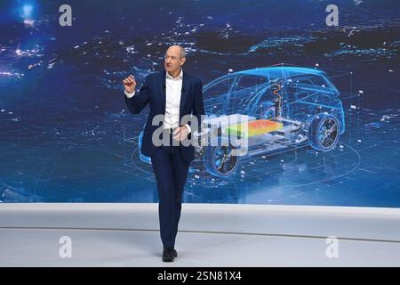 Roland Busch Präsident und Vorstandsvorsitzender bei seiner Rede , Einzelbild,Freisteller, Ganzkoerperaufnahme,ganze Figur, Virtuelle,digitale Siemens Hauptversammlung am 13.02.2025 in München. *** Roland Busch President und Chief Executive Officer während seiner Rede, Einzelbild, zugeschnittenes Bild, Ganzkörperaufnahme, ganze Figur, virtuelle, digitale Siemens-Jahreshauptversammlung am 13. 02 2025 in München Stockfoto