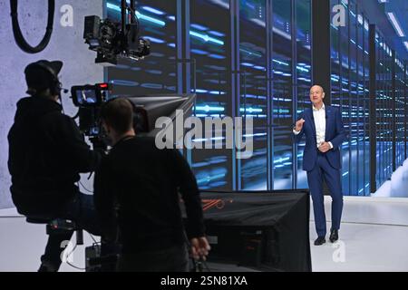 Randmotiv:Kameramann im Studio. Kulisse, Einrichten. Roland Busch President und Chief Executive Officer bei seiner Rede. Virtuelle, digitale Siemens Hauptversammlung am 13.02.2025 in München. *** Kantenmotiv-Kameramann im Studio-Hintergrund stellte Roland Busch President und Chief Executive Officer in seiner Rede vor virtuelle, digitale Siemens-Hauptversammlung am 13. 02 2025 in München Stockfoto