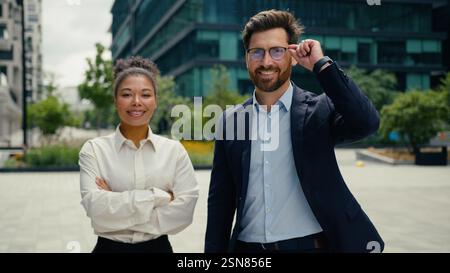 Zwei multiethnische Geschäftskollegen in der Stadt afroamerikanische Frau weibliche Geschäftsfrau mit kaukasischem Mann männlich Stockfoto