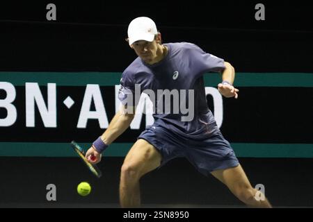 Alex de Minaur aus Australien im Kampf gegen Carlos Alcaraz aus Spanien, Endspiel während der ABN AMRO Open 2025, ATP 500 Tennis am 9. Februar 2025 in Rotterdam, Niederlande. Foto: Laurent Lairys/ABACAPRESS. KOM Stockfoto