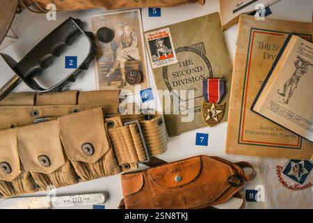 Blovice, Tschechische Republik. Februar 2025. Befreiung 1945: Ausstellung Männer der 2. Infanteriedivision, Museum der Region Süd-Pilsen, Blovice, Tschechische Republik, 13. Februar 2025. Die Division nahm im Juni 1944 an den Landungen der Normandie während des Zweiten Weltkriegs Teil und überquerte am 4. Mai 1945 die Tschechoslowakei und befreite Pilsen wenige Tage später. Quelle: Miroslav Chaloupka/CTK Photo/Alamy Live News Stockfoto