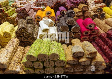 Rollen türkischer Delikatessen mit vielen verschiedenen Aromen und Füllungen aus nächster Nähe auf dem Markt der Händler auf dem Großen Basar Stockfoto
