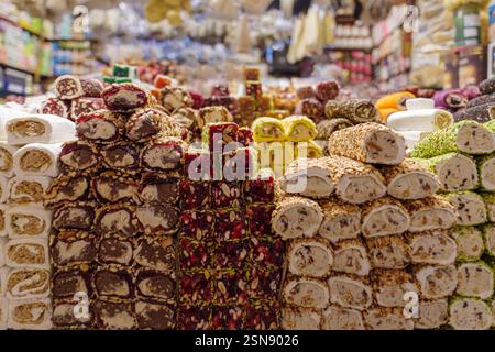 Rollen türkischer Delikatessen mit vielen verschiedenen Aromen und Füllungen aus nächster Nähe auf dem Markt der Händler auf dem Großen Basar Stockfoto