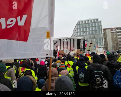 Berlin, Deutschland - 13. Februar 2025: Rallye der Mitarbeiter des öffentlichen Sektors der VER. DI union in Berlin beim Bundesministerium der Finanzen in der Wilhelmstr. Stockfoto