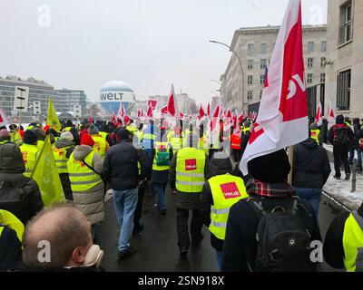 Berlin, Deutschland - 13. Februar 2025: Rallye der Mitarbeiter des öffentlichen Sektors der VER. DI union in Berlin beim Bundesministerium der Finanzen in der Wilhelmstr. Stockfoto