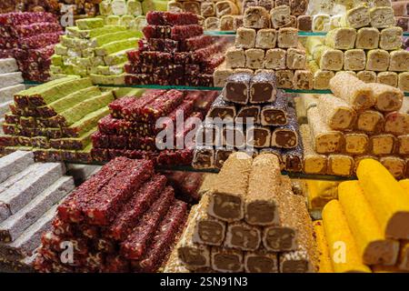 Rollen türkischer Delikatessen mit vielen verschiedenen Aromen und Füllungen aus nächster Nähe auf dem Markt der Händler auf dem Großen Basar Stockfoto