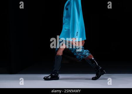 Hellblaue Modedetails von Jacke, Rock und schwarzen Stiefeln, Damenmodekonzept auf schwarzem Hintergrund, Kopierraum Stockfoto