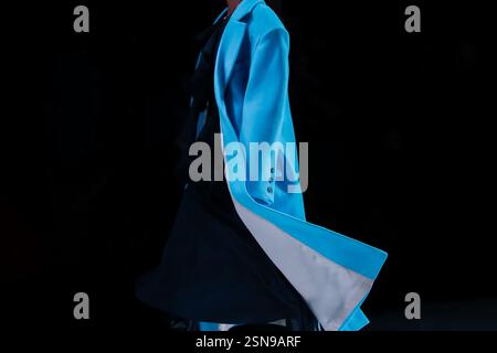 Helle Modedetails von blauem Mantel und schwarzem Kleid, Damenmodekonzept auf schwarzem Hintergrund, Kopierraum Stockfoto