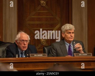 Washington, District of Columbia, USA. Februar 2025. Senator BERNIE SANDERS (I-VT) und Senator BILL CASSIDY (R-LA) eröffnen die Bestätigungsverhandlung für die Nominierung der Bildungsministerin Linda McMahon. Cassidy ist der Vorsitzende und Sanders das Ranking Mitglied des Senats Gesundheit, Bildung, Arbeit, und Pensionen (HILFE) Komitees. Präsident TrumpÃs Agenda sieht die Abschaffung des US-Bildungsministeriums vor, was sich auf den Zugang der Schüler zu Bildungsangeboten auswirken wird. (Credit Image: © Sue Dorfman/ZUMA Press Wire) NUR REDAKTIONELLE VERWENDUNG! Nicht für kommerzielle ZWECKE! Stockfoto