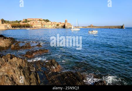Der Hafen von Collioure und seine Kirche an der Vermeillenküste. Stockfoto