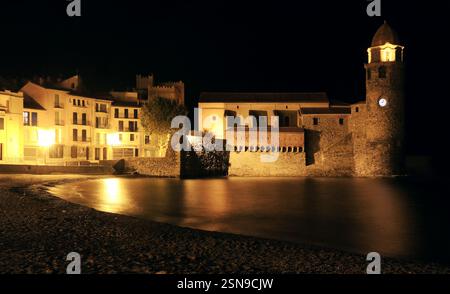 Der Hafen von Collioure und seine Kirche an der Vermeillenküste. Stockfoto