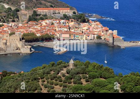 Der Hafen von Collioure und seine Kirche an der Vermeillenküste. Stockfoto