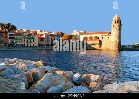 Der Hafen von Collioure und seine Kirche an der Vermeillenküste. Stockfoto