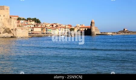 Der Hafen von Collioure und seine Kirche an der Vermeillenküste. Stockfoto