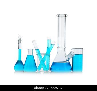 Laborglas mit blauer Flüssigkeit, isoliert auf weiß Stockfoto