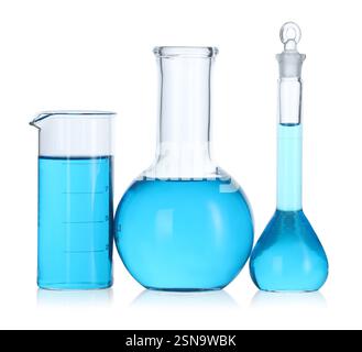 Laborglas mit blauer Flüssigkeit, isoliert auf weiß Stockfoto
