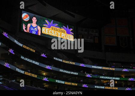 Allgemeiner Gesamtüberblick der Crypto.com Arena-Schilder vor einer Pressekonferenz zur Einführung von Kelsey Plum in die Los Angeles Sparks am Mittwoch, Stockfoto