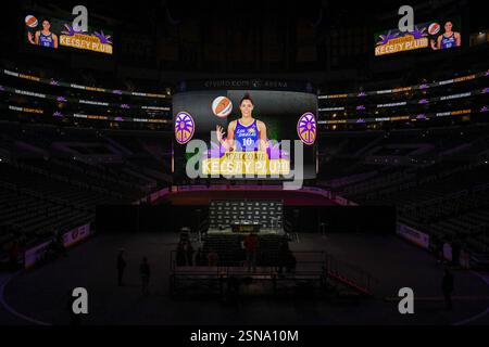 Allgemeiner Gesamtüberblick der Crypto.com Arena-Schilder vor einer Pressekonferenz zur Einführung von Kelsey Plum in die Los Angeles Sparks am Mittwoch, Stockfoto