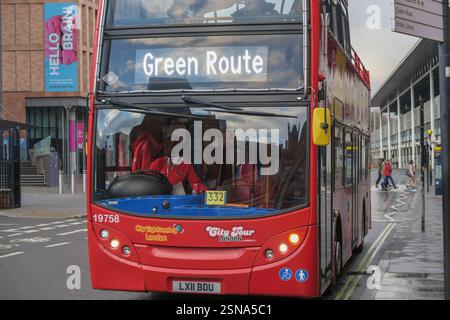 Ein Touristenbus mit offenem Oberdeck auf der London Green Route in London, vor dem Bahnhof St. Pancras. Es ist ein nasser Tag im Januar und es gibt nicht viele Passagiere. Stockfoto