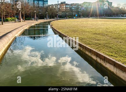 Blick auf einen Wassergraben rund um den Bellevue City Park in Bellevue, Washington. Stockfoto