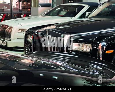 Lviv, Ukraine - 12. Februar 2025: Luxuriöse Rolls-Royce in Schwarz und weiß werden in einem Händlerbetrieb ausgestellt, die Eleganz und Stil zeigen. Stockfoto